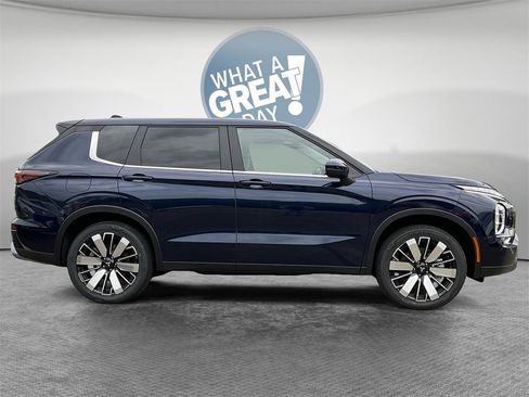 New 2025 Mitsubishi Outlander SE image 2