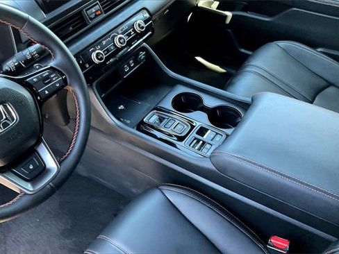 Used 2025 Honda Pilot TrailSport image 17