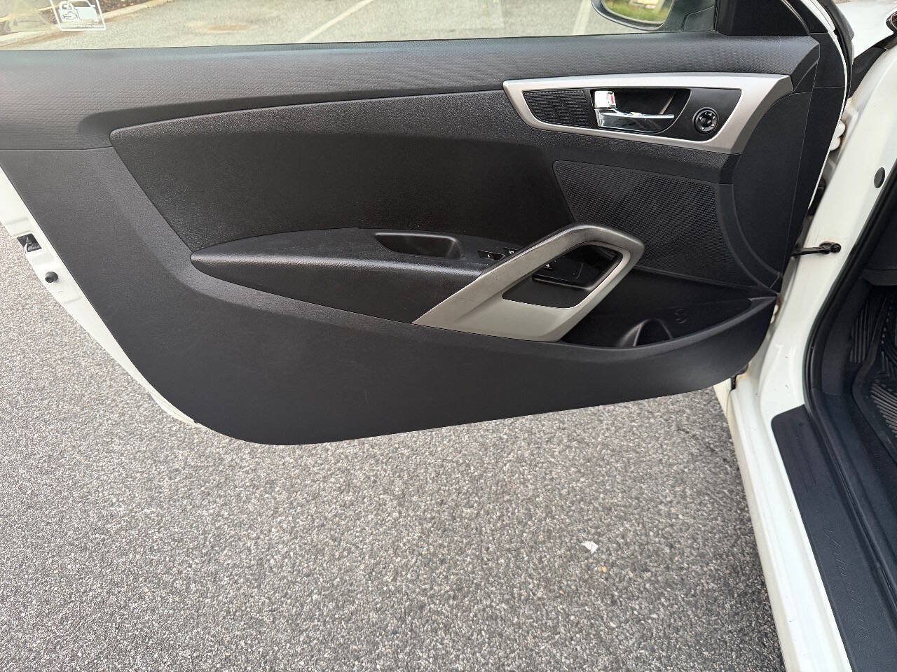 Used 2013 Hyundai Veloster FWD image 9