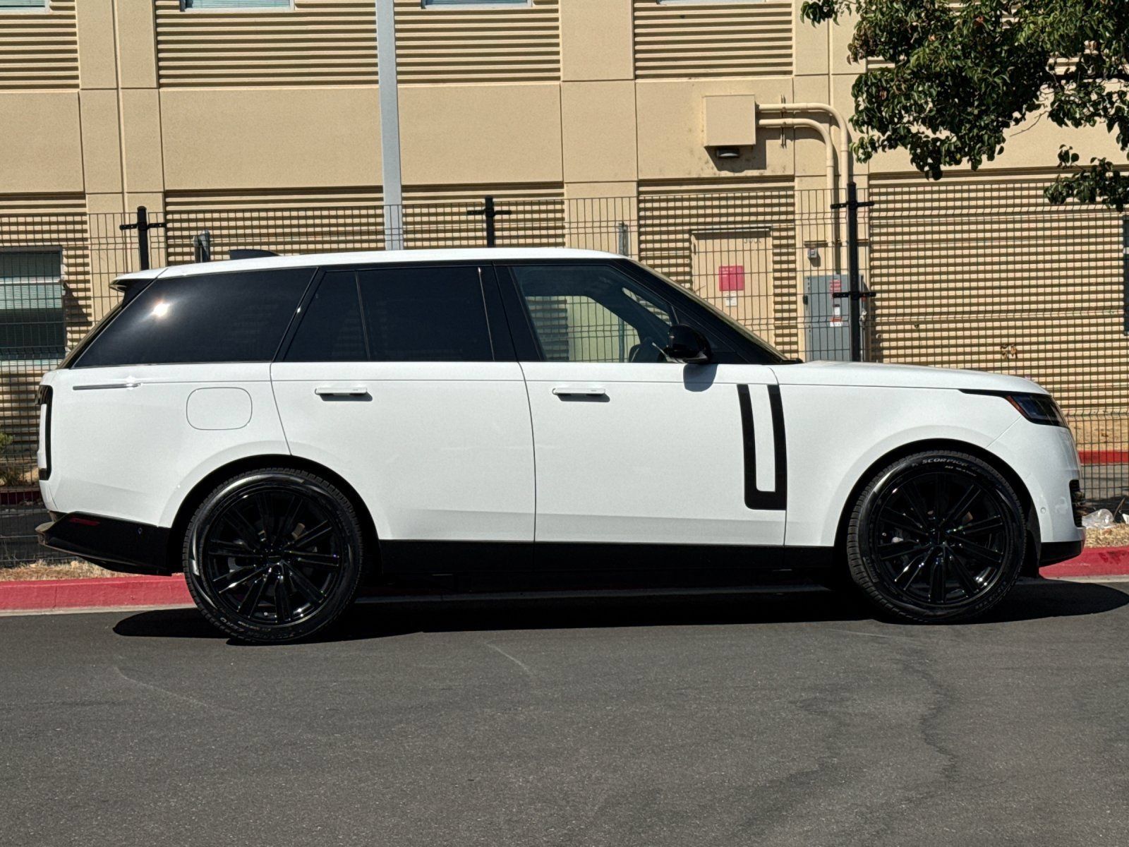 New 2026 Land Rover Range Rover SE AWD/4WD image 7