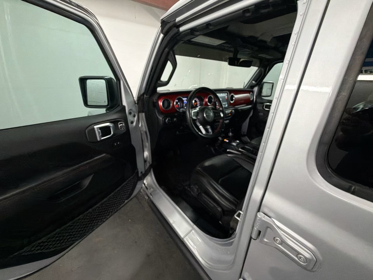 Used 2023 Jeep Wrangler Unlimited Rubicon w/ Cold Weather Group AWD/4WD image 10