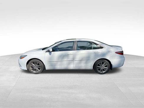 Used 2017 Toyota Camry SE w/ Moonroof Package image 4