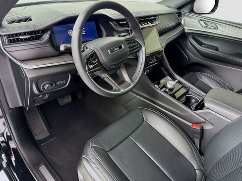 Used 2025 Jeep Grand Cherokee L Overland image 9