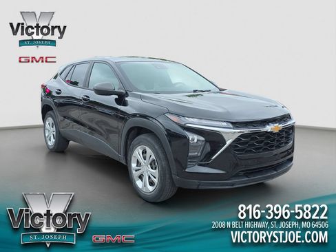 Used 2024 Chevrolet Trax LS FWD image 1