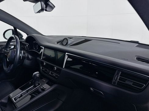 Certified 2023 Porsche Macan AWD/4WD image 28