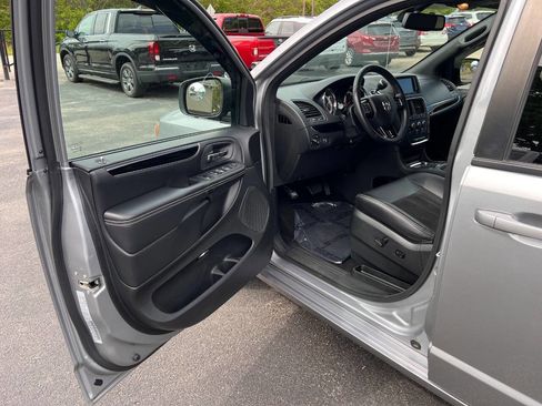 Used 2019 Dodge Grand Caravan SXT w/ Blacktop Package FWD image 10