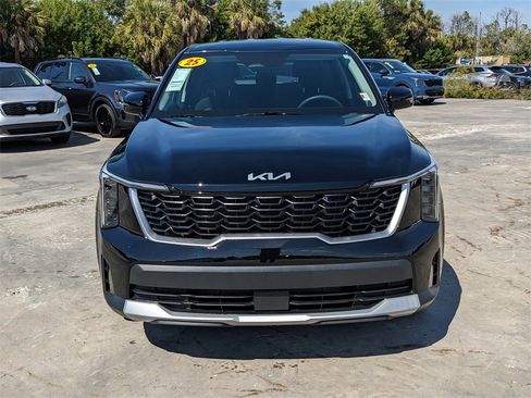 Certified 2025 Kia Sorento LX image 4