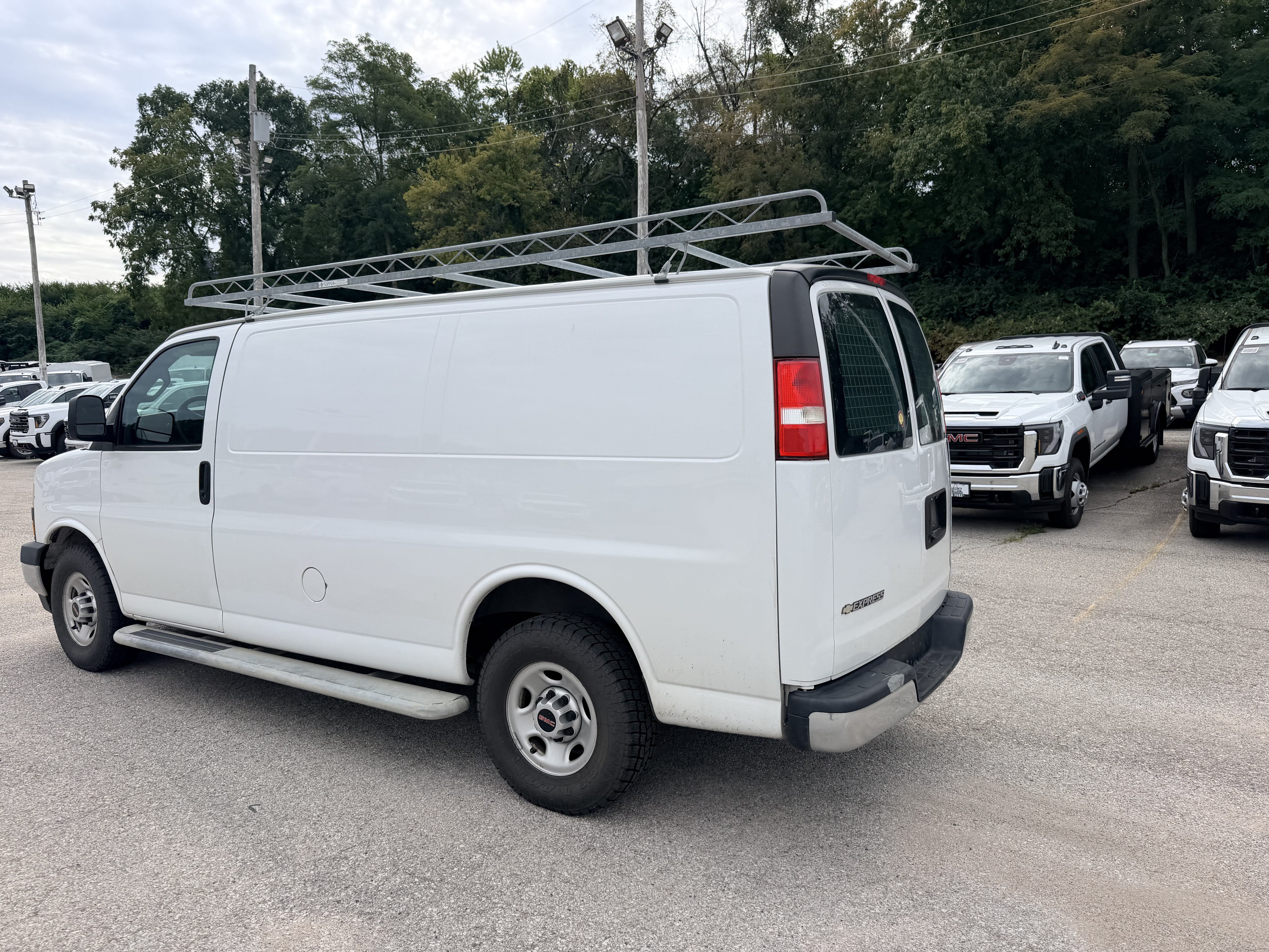 Used 2019 GMC Savana 2500 w/ Driver Convenience Package RWD image 4