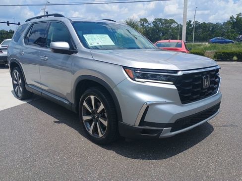 Used 2024 Honda Pilot Touring image 3