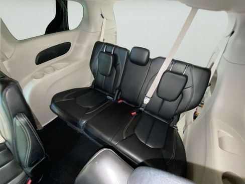 Used 2023 Chrysler Pacifica Touring-L FWD image 15