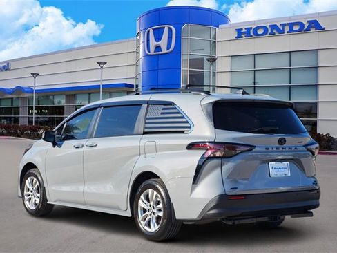 Used 2023 Toyota Sienna XLE Woodland Edition image 4