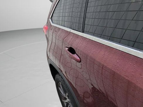 Used 2017 Toyota Highlander XLE image 26