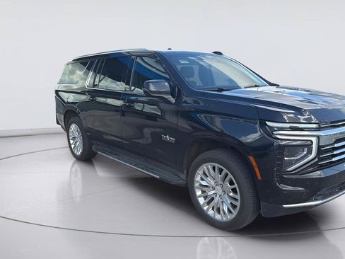 Used 2025 Chevrolet Suburban LT w/ Comfort Package RWD image 3