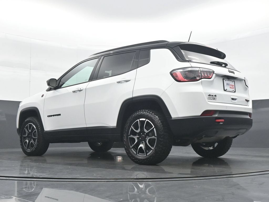 Used 2026 Jeep Compass Trailhawk AWD/4WD image 32