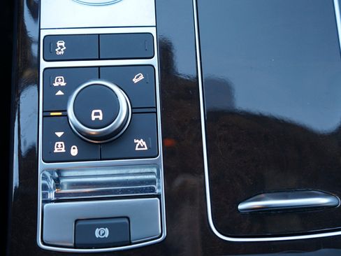 Used 2020 Land Rover Range Rover HSE image 16