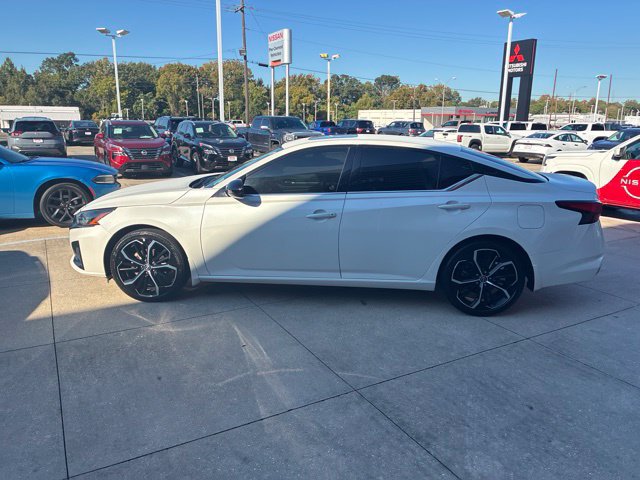 Used 2024 Nissan Altima 2.5 SR w/ SR Premium Package FWD image 4