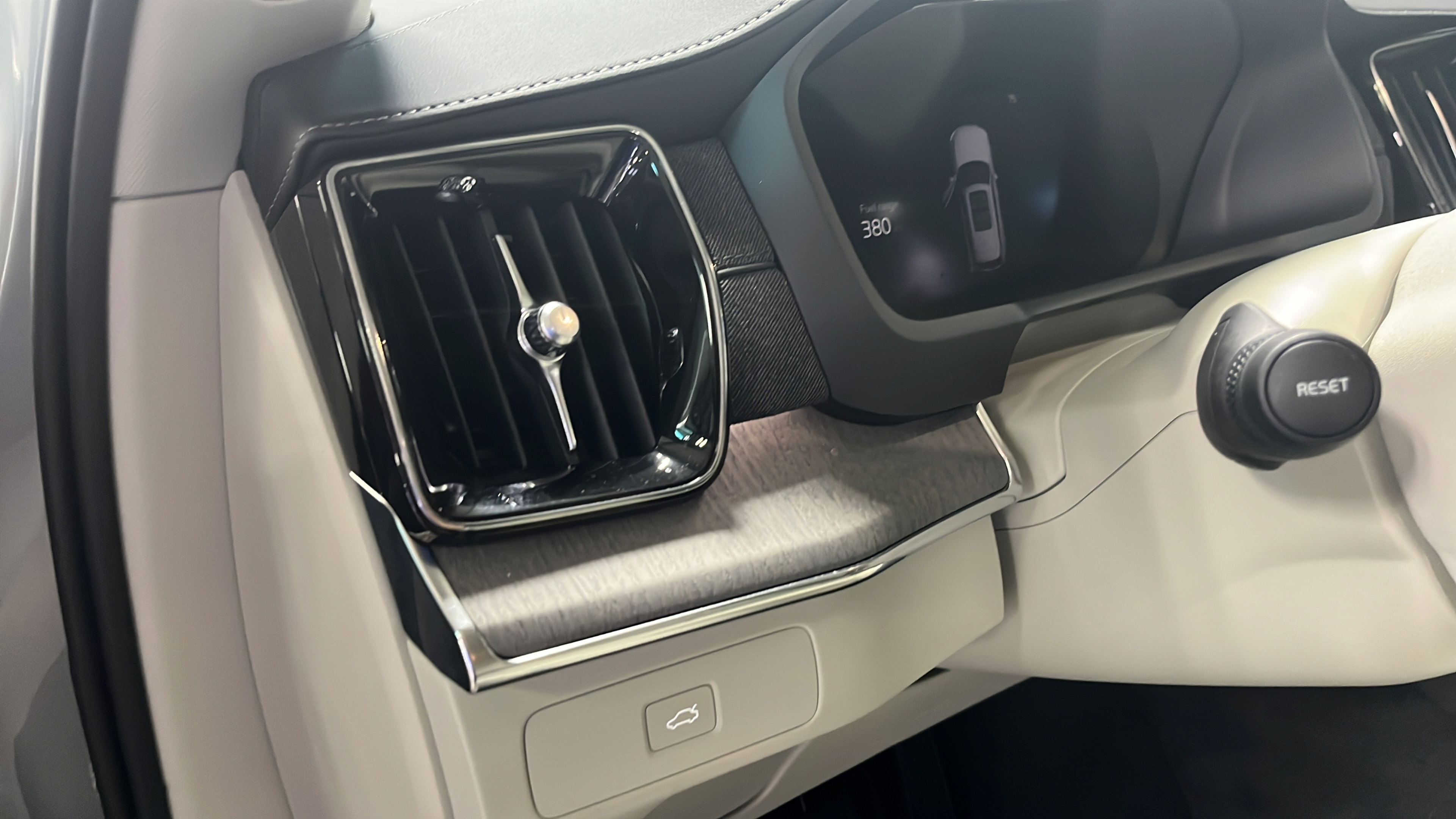 Certified 2026 Volvo XC90 B6 Ultra w/ Protection Package AWD/4WD image 15