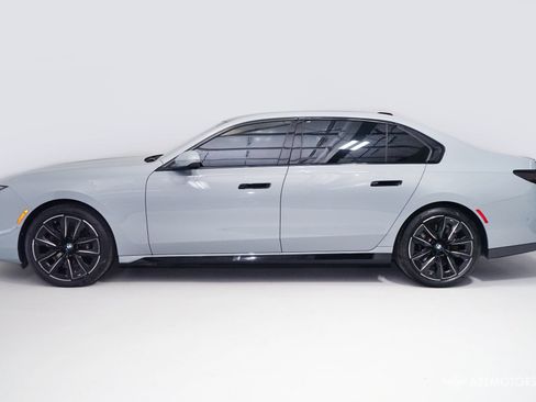 Used 2025 BMW 740i w/ Premium Package RWD image 4