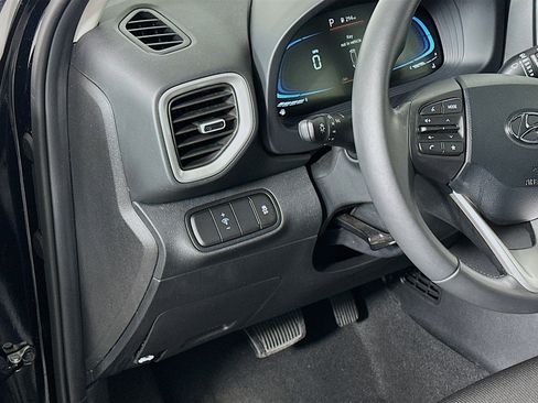 Used 2025 Hyundai Venue SEL image 17