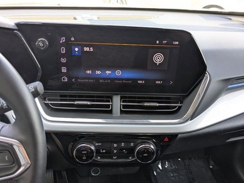 Used 2025 Chevrolet Trax LT w/ LT Convenience Package image 17