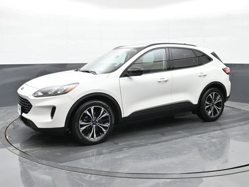 Used 2022 Ford Escape SE w/ SE Sport Appearance Package image 4