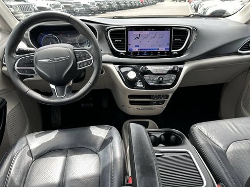 Certified 2022 Chrysler Pacifica Touring-L FWD image 10