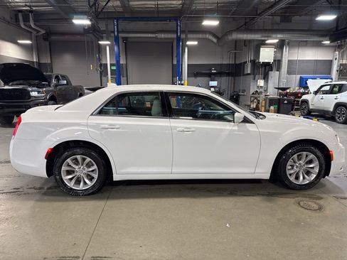 Certified 2023 Chrysler 300 Touring image 9
