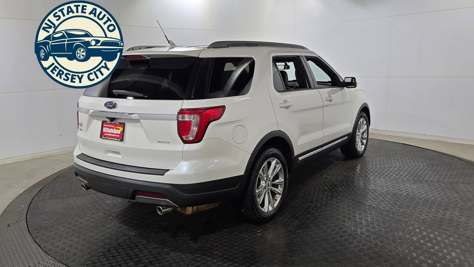 Used 2019 Ford Explorer XLT w/ Equipment Group 202A AWD/4WD image 13