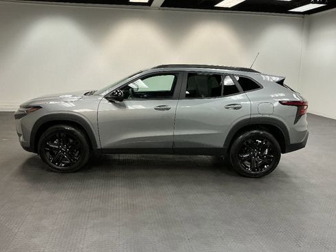 Used 2025 Chevrolet Trax ACTIV FWD image 2