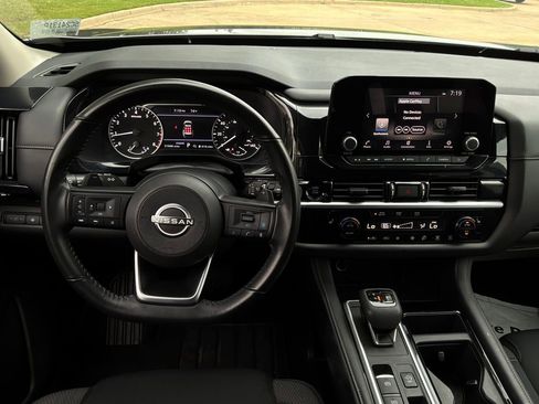 Used 2025 Nissan Pathfinder SV FWD image 14