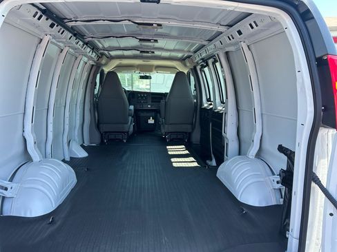 Used 2026 Chevrolet Express 2500 w/ Driver Convenience Package RWD image 16