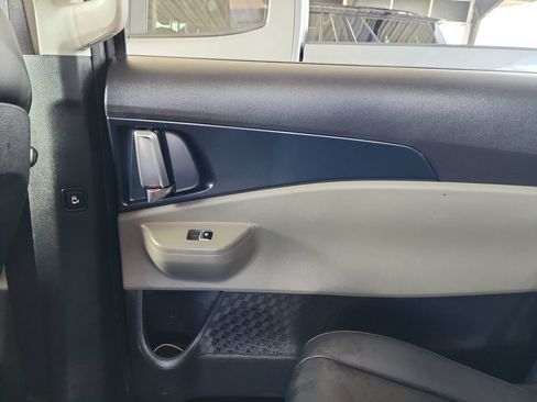 Used 2025 Kia Carnival FWD image 35