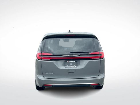 Used 2023 Chrysler Pacifica Touring-L image 7