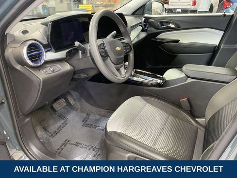 Used 2025 Chevrolet Trax LT FWD image 13