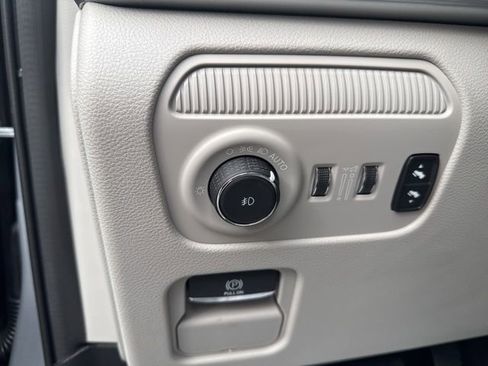 Used 2023 Jeep Wagoneer Series III w/ Premium Group I image 30