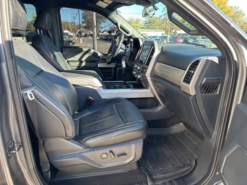 Used 2022 Ford F250 Lariat w/ Black Appearance Package image 17