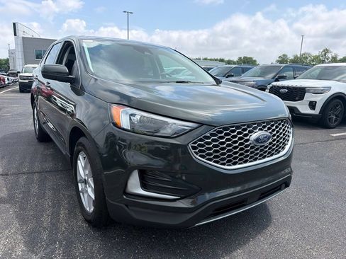 Used 2024 Ford Edge SEL w/ Cold Weather Package AWD/4WD image 2