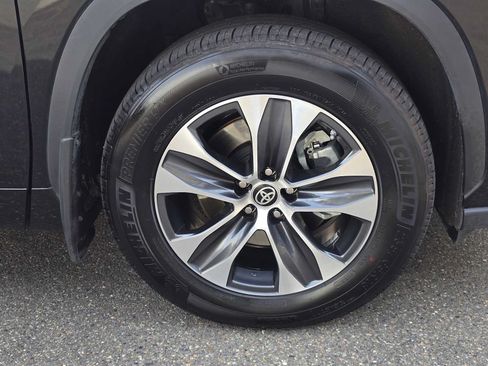 Used 2024 Toyota Highlander XLE AWD/4WD image 9