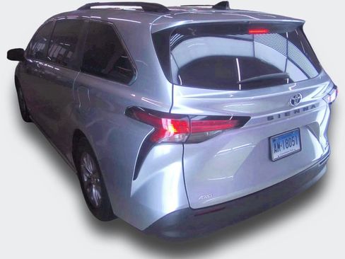 Used 2021 Toyota Sienna XLE w/ XLE Plus Package AWD/4WD image 6