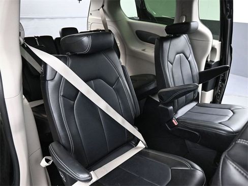 Used 2024 Chrysler Pacifica Touring-L image 20