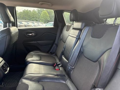 Used 2016 Jeep Cherokee Trailhawk AWD/4WD image 10