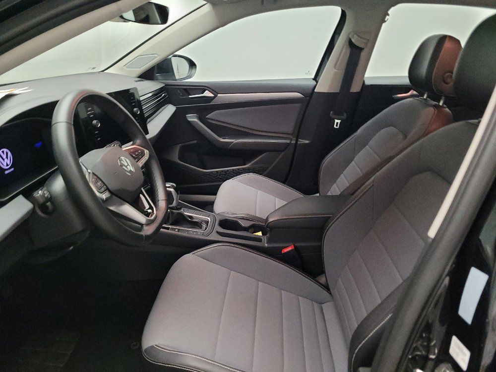 Used 2025 Volkswagen Jetta SE FWD image 17