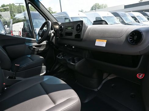 Used 2025 Mercedes-Benz Sprinter 2500 image 18