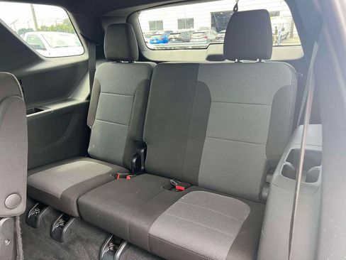Used 2023 Chevrolet Traverse LT FWD image 16