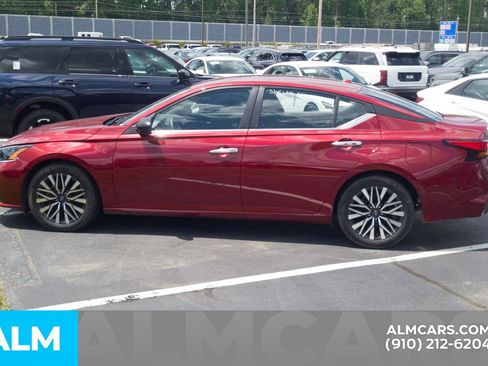 Used 2025 Nissan Altima 2.5 SV FWD image 11