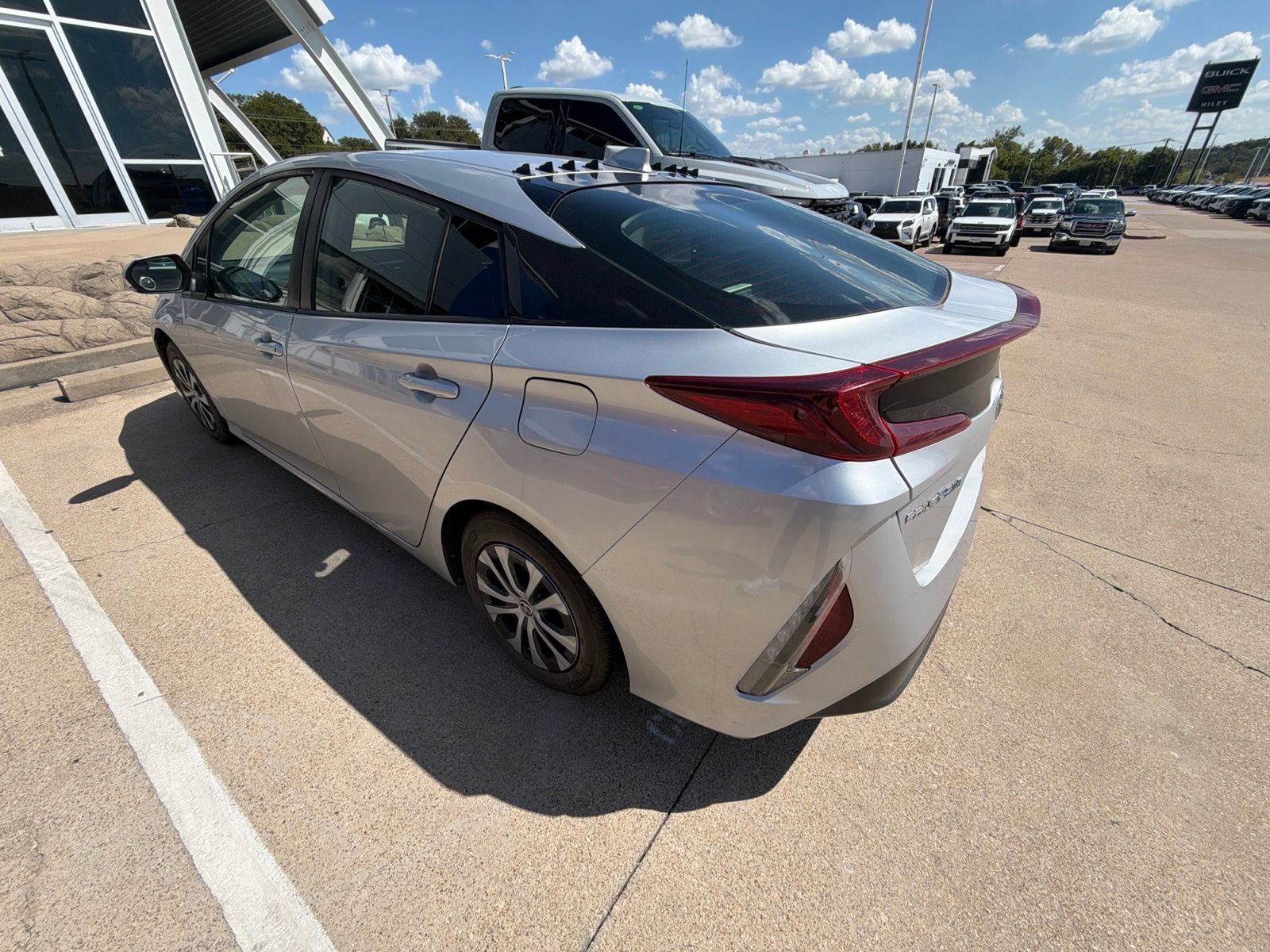 Used 2021 Toyota Prius Prime LE FWD image 3