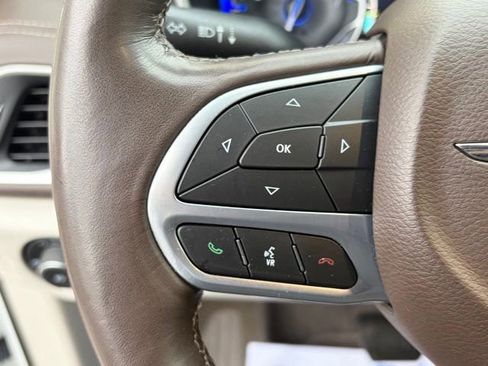 Used 2021 Chrysler Pacifica Touring-L w/ Premium & Safety Sphere Group FWD image 17