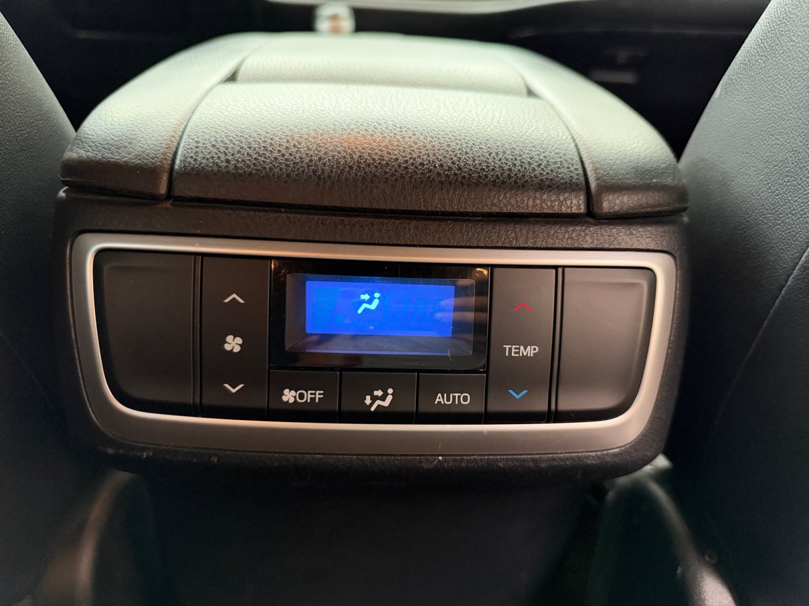 Used 2018 Toyota Highlander XLE w/ Carpet Mat Package (TMS) FWD image 32