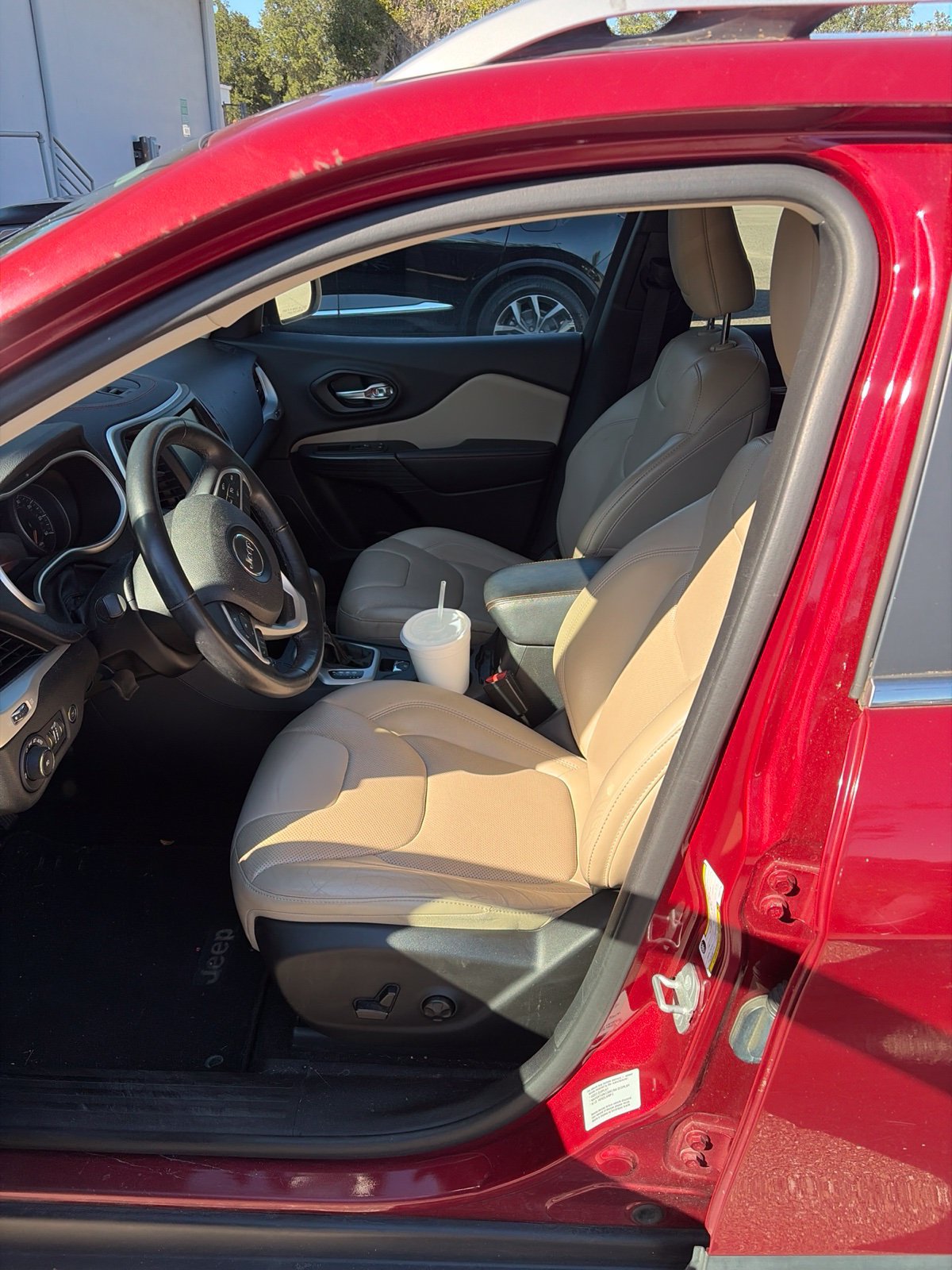 Used 2015 Jeep Cherokee Limited w/ Luxury Group AWD/4WD image 2