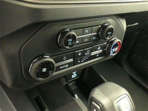 New 2025 Ford Bronco Base image 16
